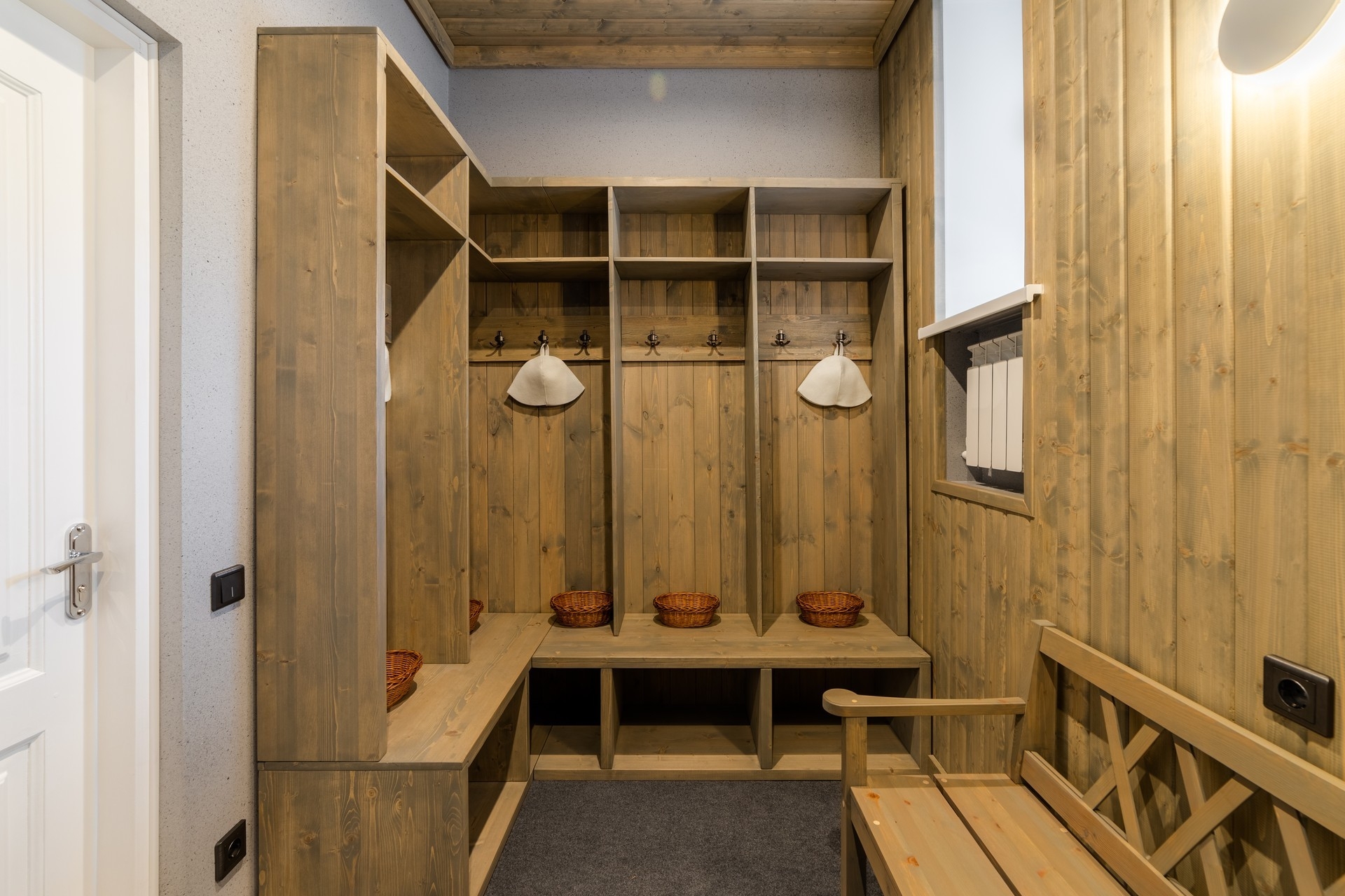 Встроенный шкаф из массива дерева